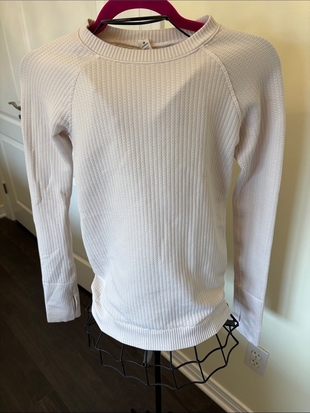 Lululemon Shirt White Top Rest Less Pullover Bubble Dot Thumb Holes SZ 4 EUC